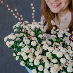 167. Стойкий праздничный букет с хризантемой сантини и вербой