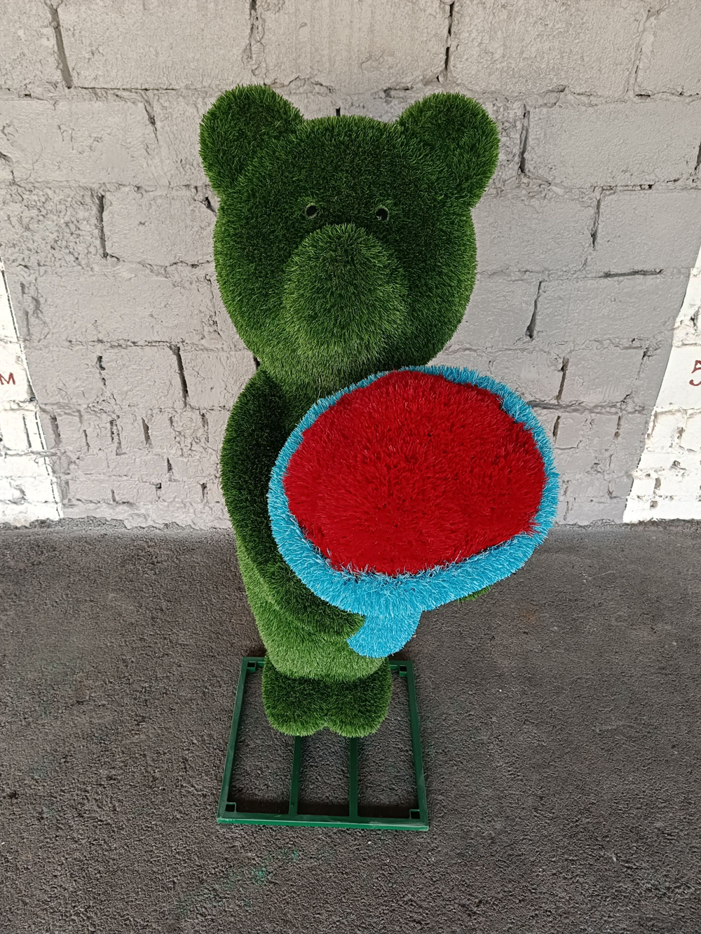 Мишка с букетом