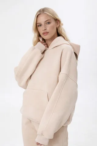 Утепленное худи свободного кроя из премиум футера цвета беж
