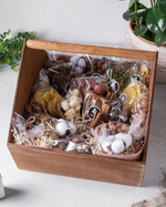 Подарочный набор орехов и сухофруктов в деревянном ящике