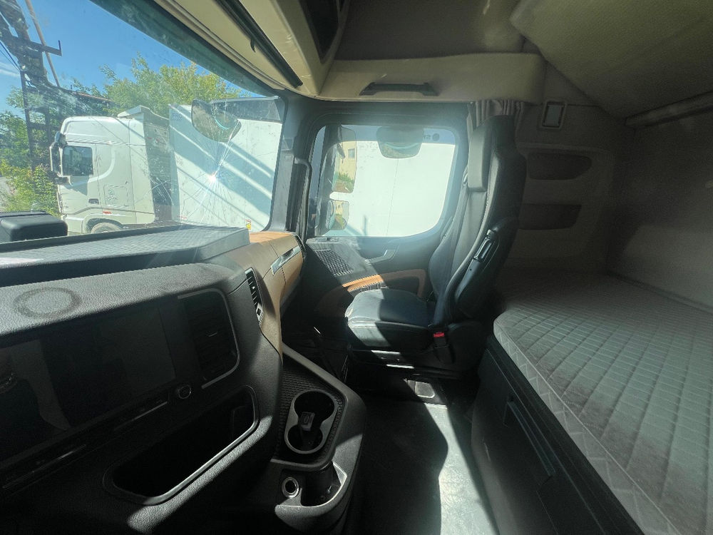 Shacman (Shaanxi) SX* 4x2 Седельный тягач SX4188YY381 (Дизельный, 12,5 л, 473 л.с., АТ)
