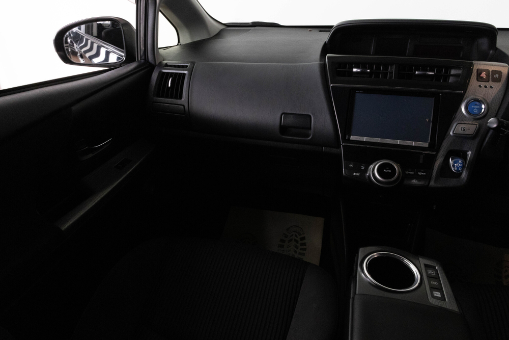 Toyota Prius Alpha, 2016 год