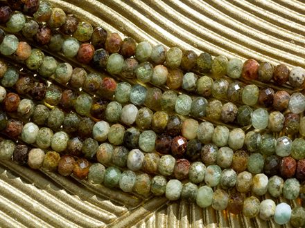 Нить бусин из граната зеленого 5,8мм, огранка