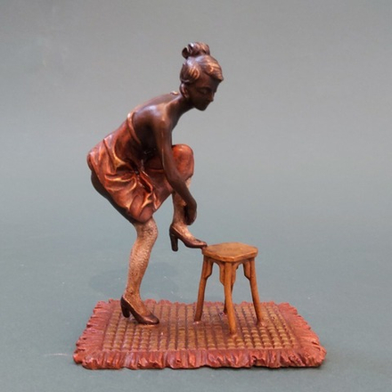 Скульптура «Модная девушка»