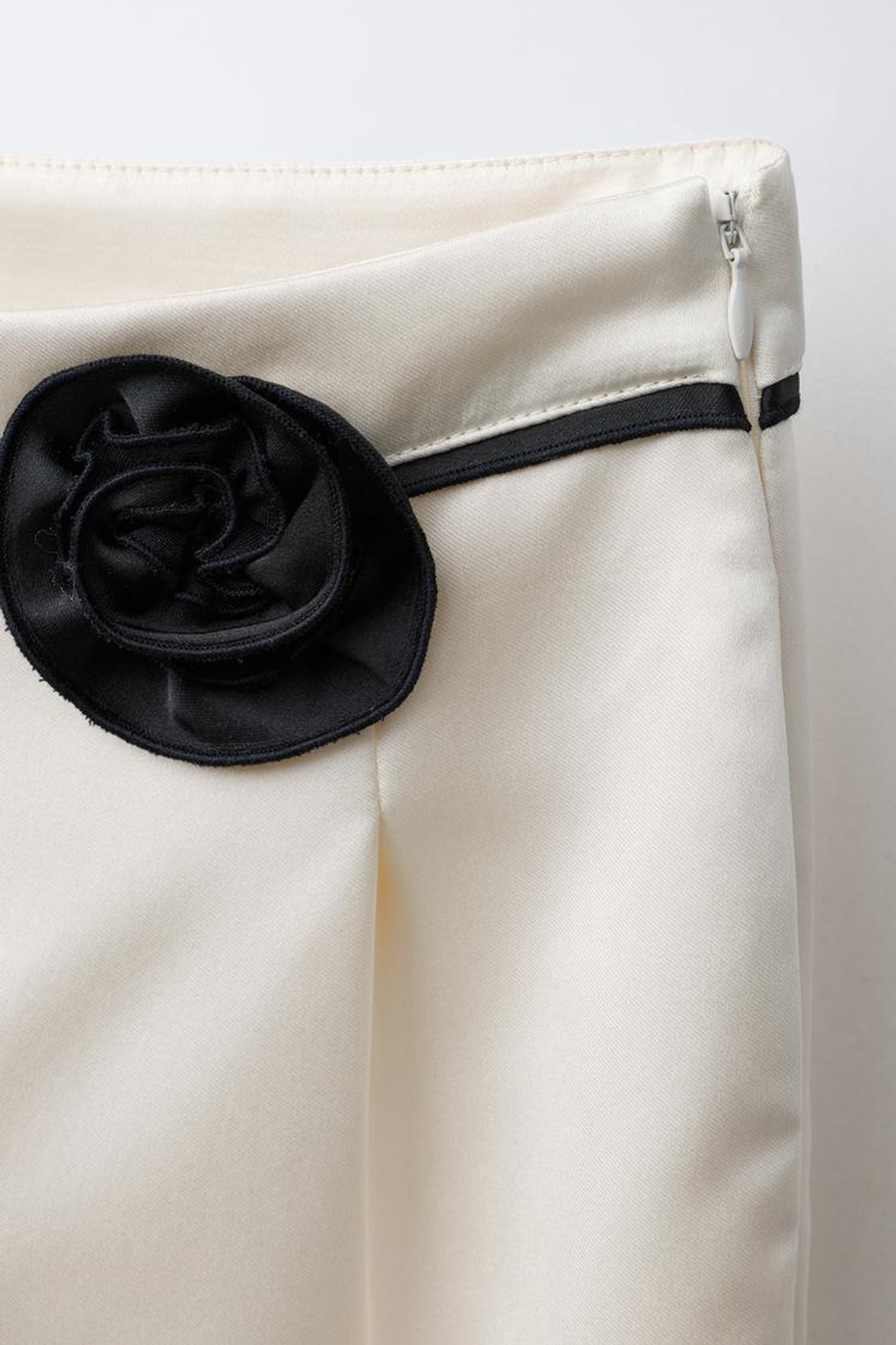 ZARA БРЮКИ С ЦВЕТКОМ, ЭКРЮ