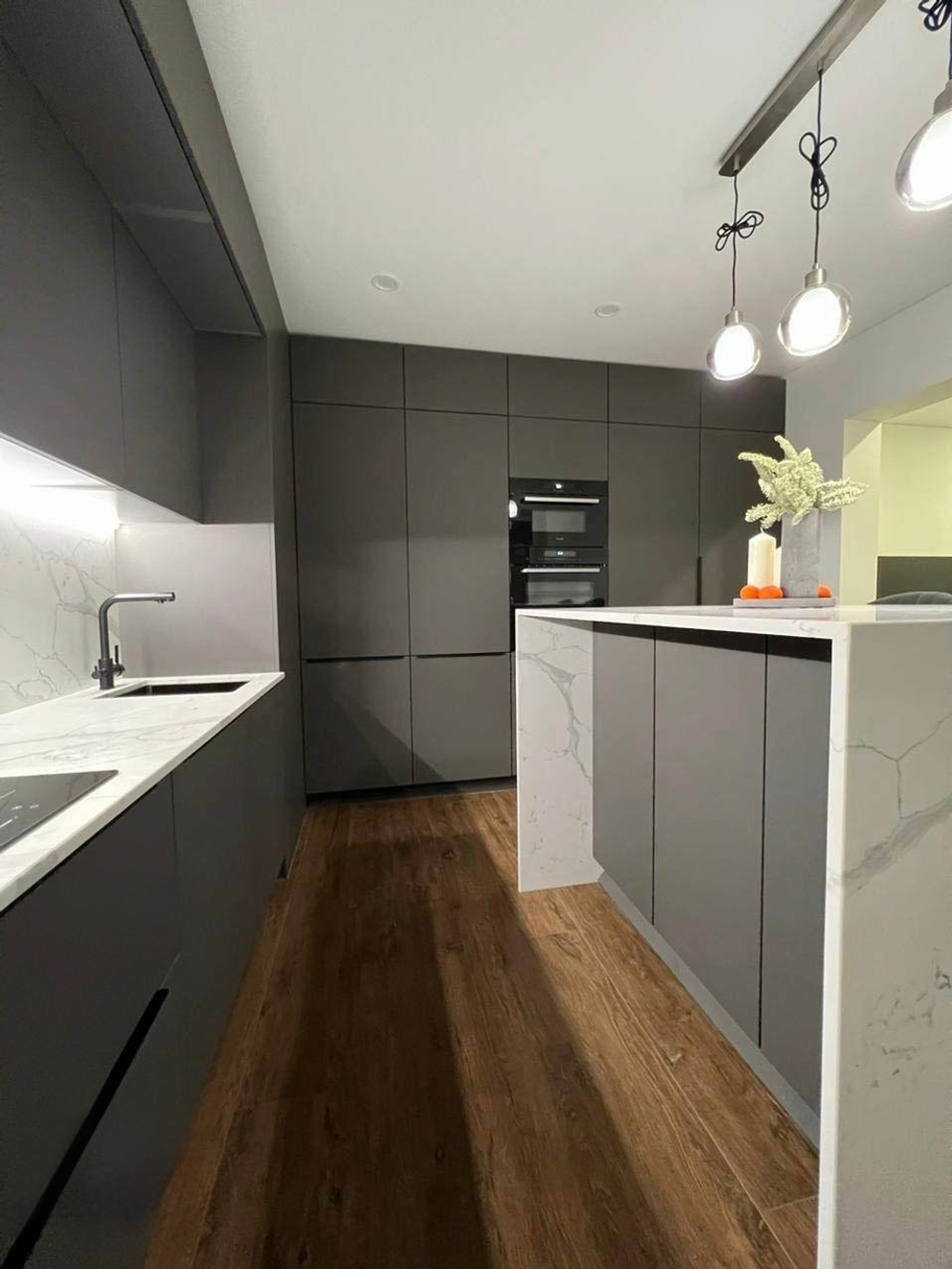 Кухня с островом из кварцевого агломерата Calacata