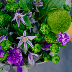 162. Сочный весенний букет в зеленой гамме с фиолетовыми акцентами