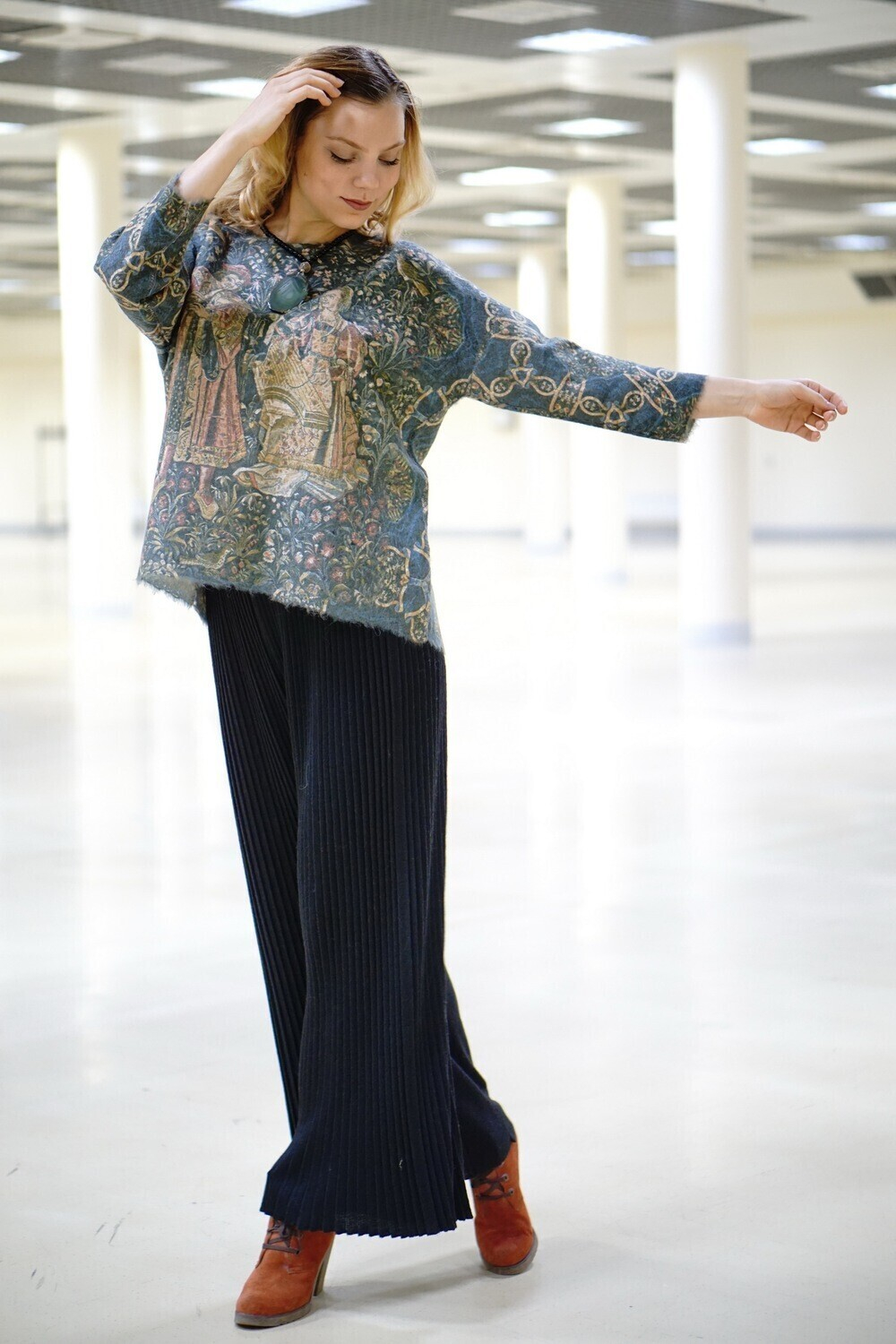 Легкий шерстяной свитер, по мотивам средневековых гобеленов