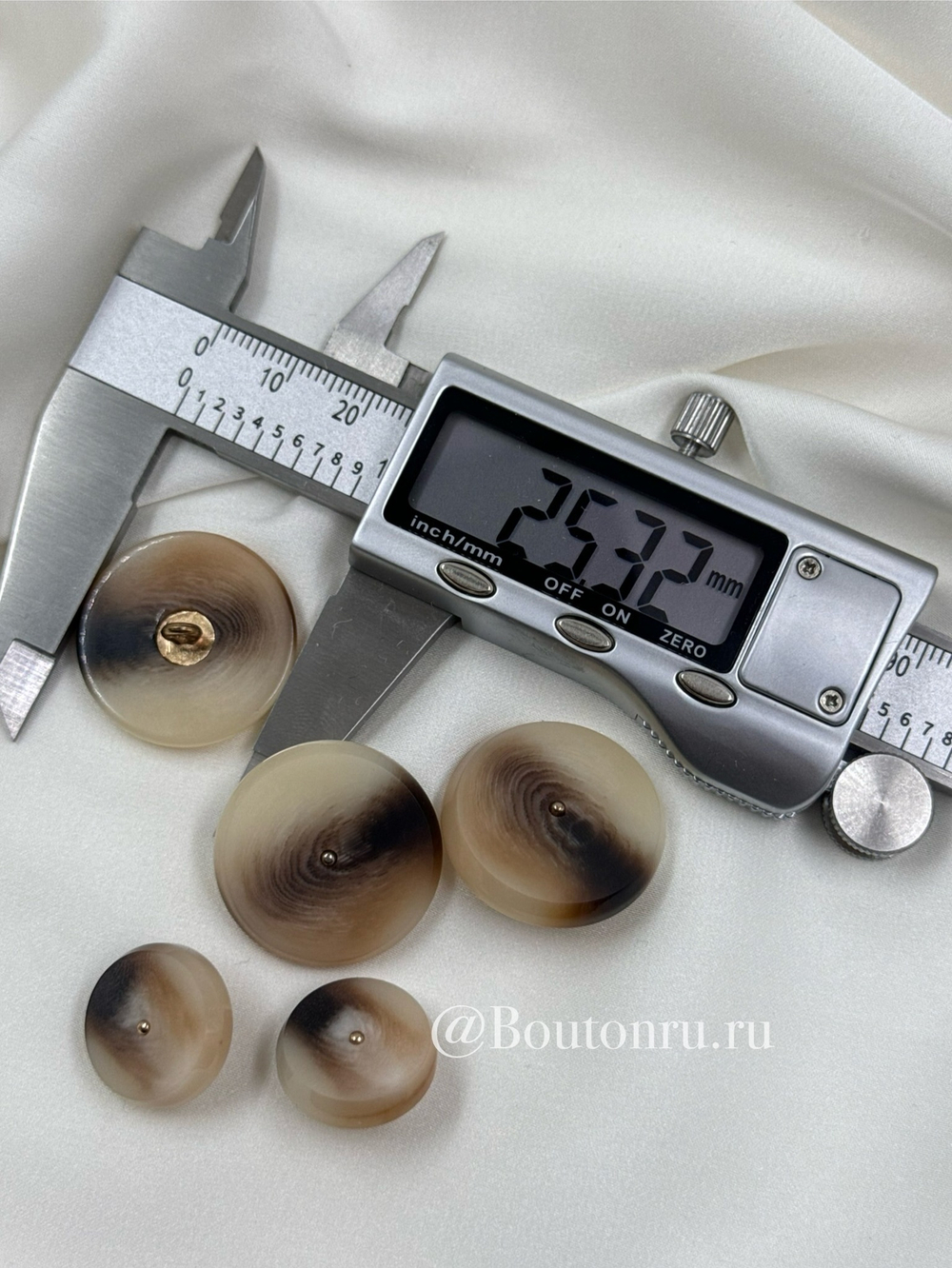 Пуговицы на золотистой ножке светло бежевые с коричневыми прожилками