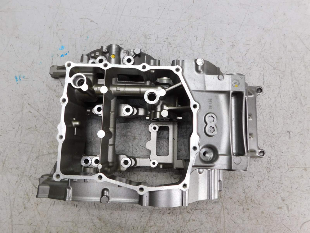 Нижняя часть картера Honda VFR800 RC79E
