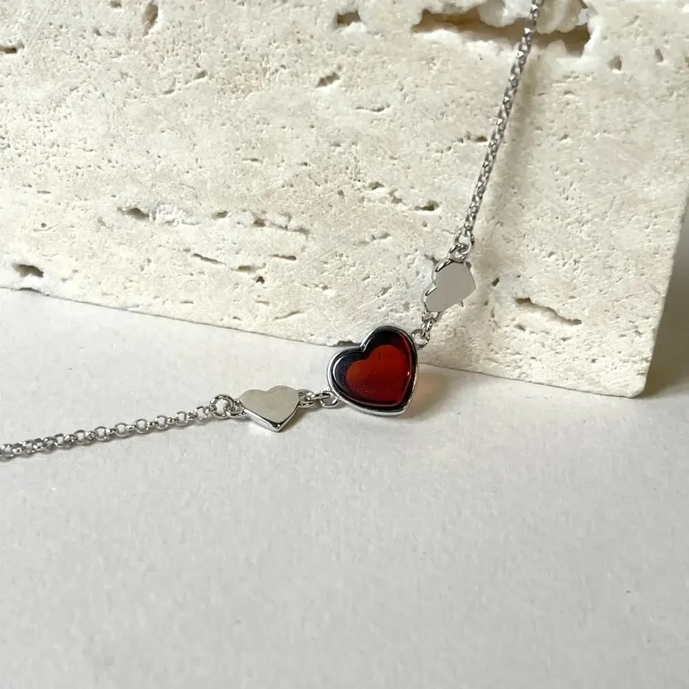 Браслет Сердца с вишневым янтарем