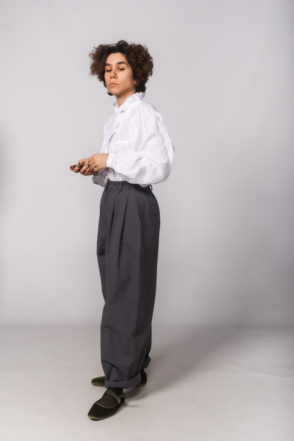 Блузка с рюшами и воротником-стоечкой из белого льна