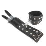 Черные широкие кожаные наручники с заклепками на карабине Bior Toys Notabu NTB-80354