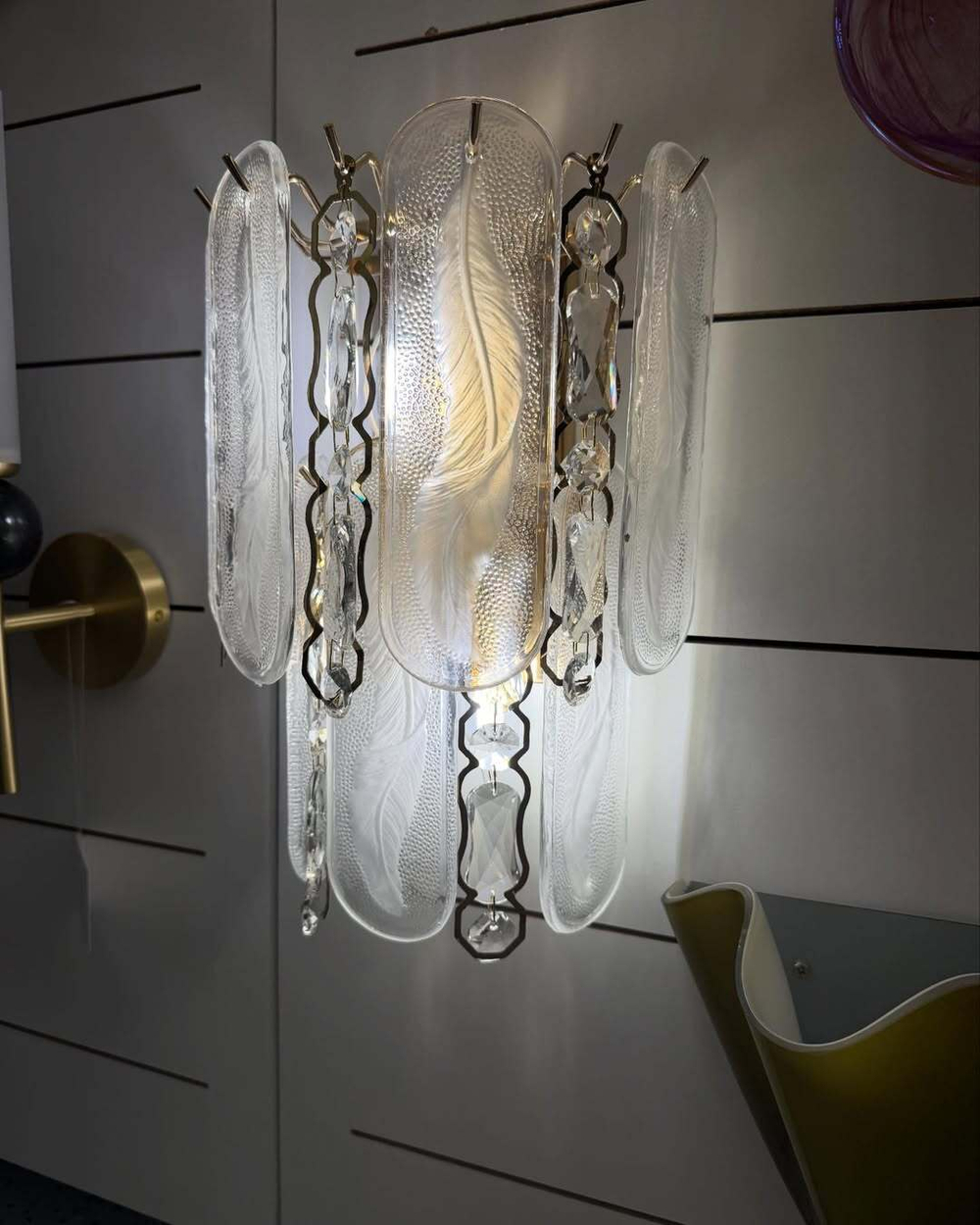 Стильный бра со стеклянными декоративными пластинами.