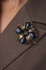 Брошь с авантюрином и серым кристаллом, оттенок золото антик