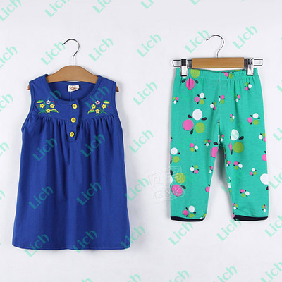 Костюм: свободный топ с вышивкой и контрастные бриджи