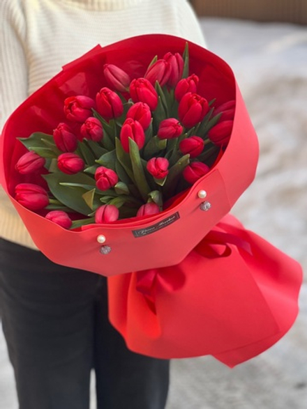 Красные тюльпаны в авторском оформлении от Флора Маркет