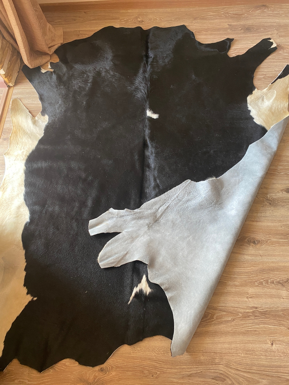 Шкура коровья меховой ковер накидка из меха. 190х153 см. Черно-белая