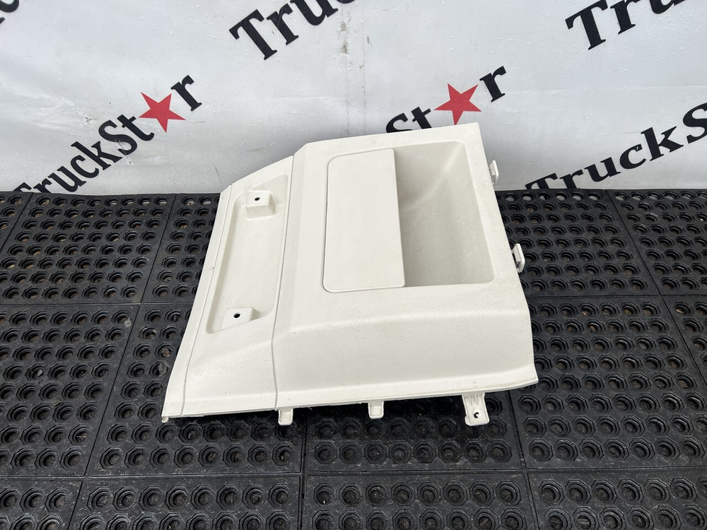 Бардачок вещевой правый 2023г