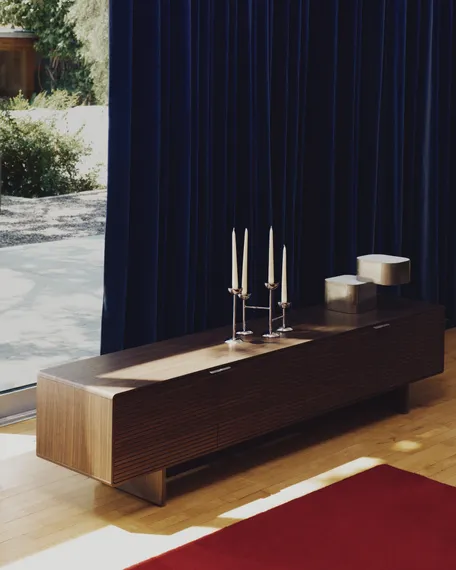 Тумба под ТВ Norlen с 4 дверцами из шпона ореха 200 x 46 см