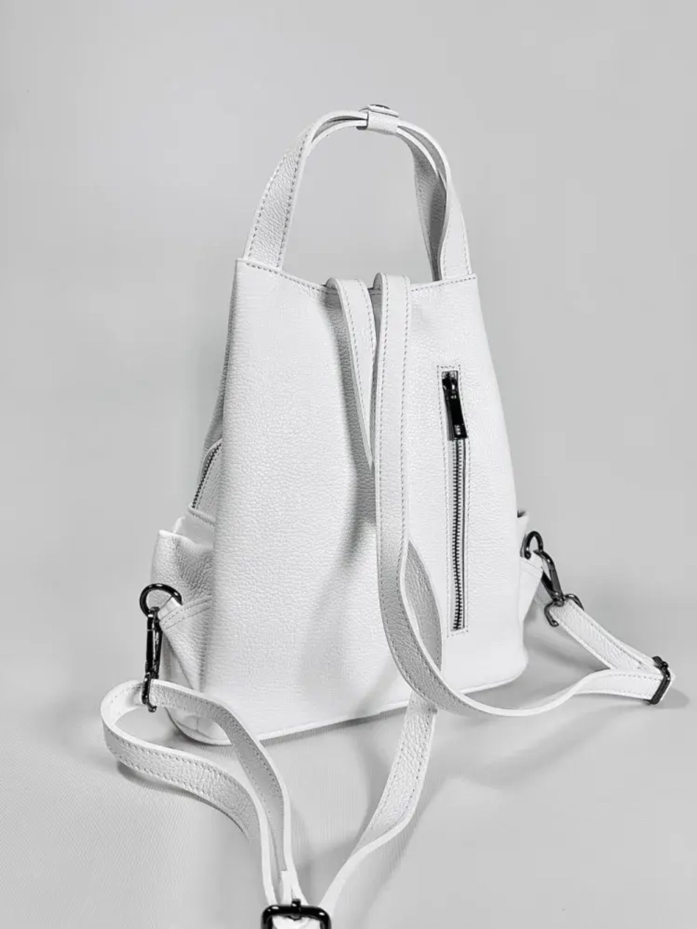 Женская сумка-рюкзак из натуральной кожи белого цвета