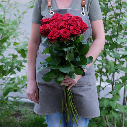 Букет 15 красных роз Red Naomi