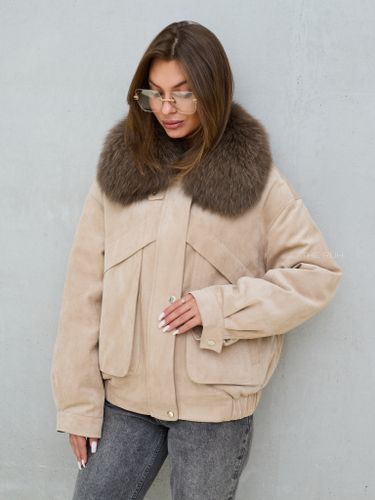 Объемная куртка бежевого цвета из замши