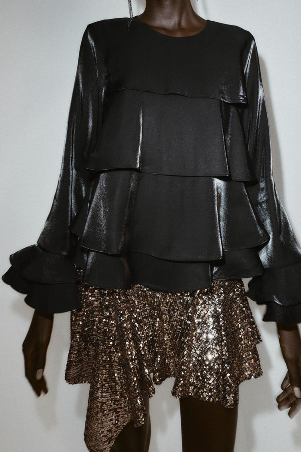 ZARA БЛУЗА ИЗ БЛЕСТЯЩЕЙ ТКАНИ С ВОЛАНАМИ, ЧЕРНЫЙ
