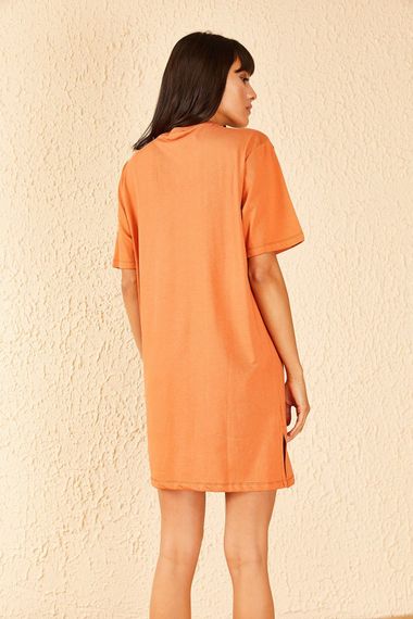 Qadın üçün yaxası zəncirli geniş ölçülü t-shirt narıncı 10701015