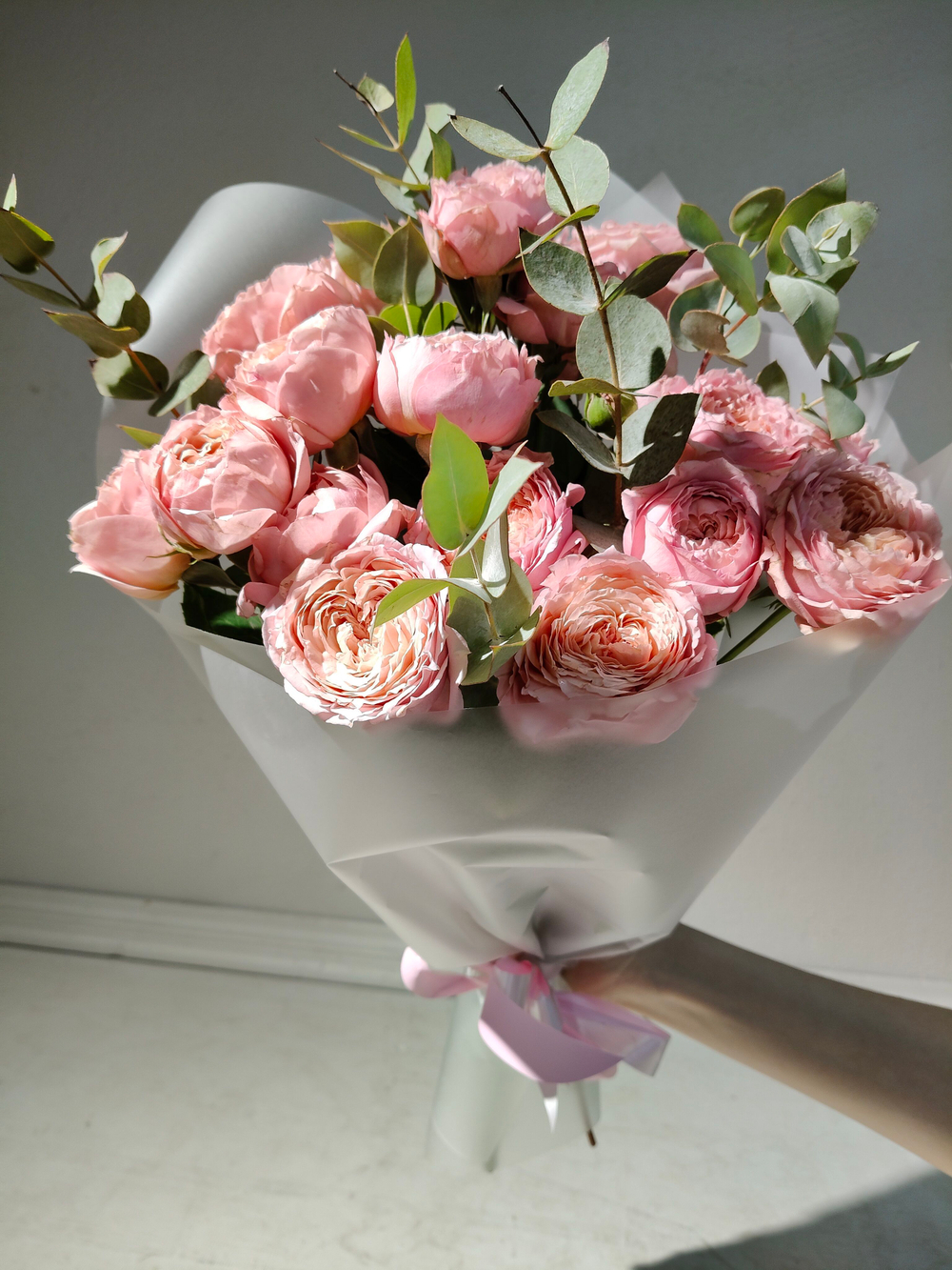 Стильный букет-кулек в яркой гамме (С0058)