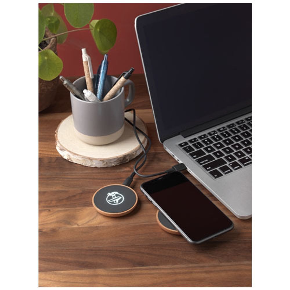 Зарядная станция для беспроводной зарядки SCX.design W13, изготовленная из дерева