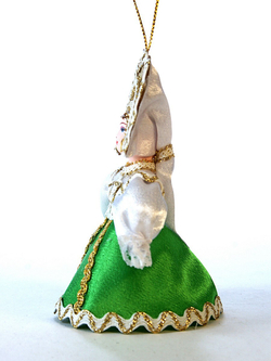 Кукла-подвеска девочка в кружевной душегрее.