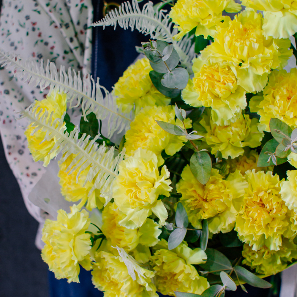 56. Жизнерадостный букет с диантусами и папоротником