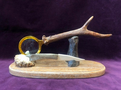 Лупа на подставке с ножом -листорезом.