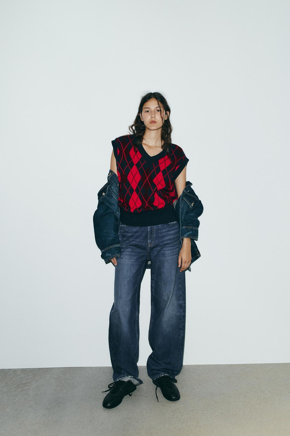 ZARA ТРИКОТАЖНЫЙ ЖИЛЕТ ОВЕРСАЙЗ С УЗОРОМ «РОМБЫ», КРАСНЫЙ/ТЕМНО-СИНИЙ