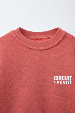 ZARA ТОЛСТОВКА С ЭФФЕКТОМ ПОТЕРТОСТИ И НАДПИСЬЮ, КОРАЛЛОВЫЙ