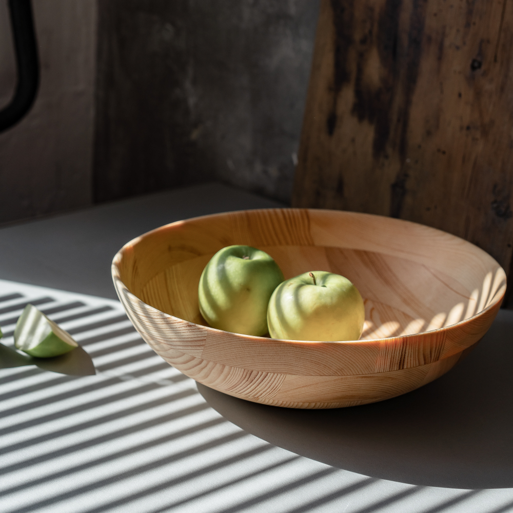 Деревянная глубокая тарелка (салатник) из древесины кедра 300 мм. T174