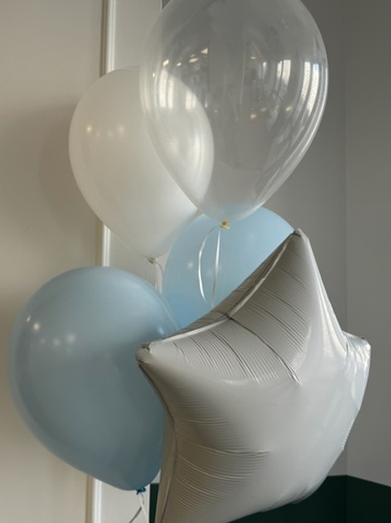 Фонтан из шаров в бело-голубых оттенках