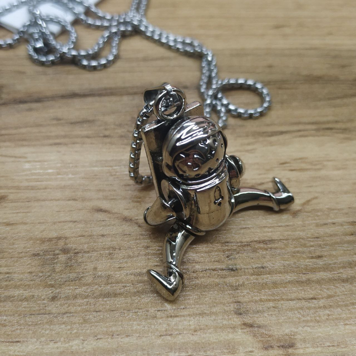 Кулон на цепочке Космонавт металл серебристый
