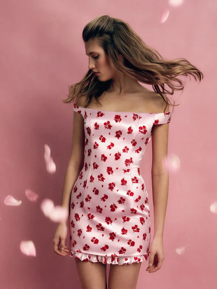 Cleo mini, платье мини из светло-розового атласа с цветочным принтом