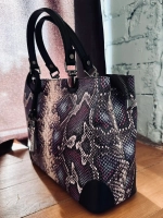 Женская форматная сумка с тиснением питон из натуральной кожи бело-синяя