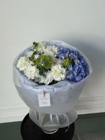 Букет из гортензии, хризантемы, вибурнума и оксипеталума