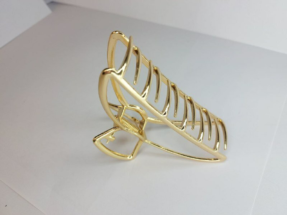 Заколка-краб для волос женская. Металл. Цвет  золото. Усиленная. Подходит для всех типов волос. Надежно держит прическу.