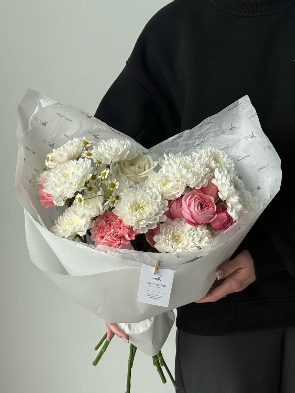 Букет сборный из хризантемы, ромашки, кустовой пионовидной розы и диантусов