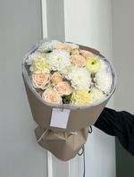 Авторский букет из хризантемы, кустовой пионовидной розы, ранункулюса и диантусов