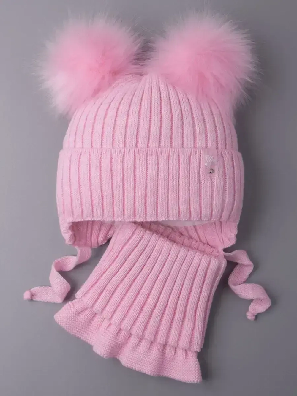 Шапка зимняя детская с помпонами и манишка