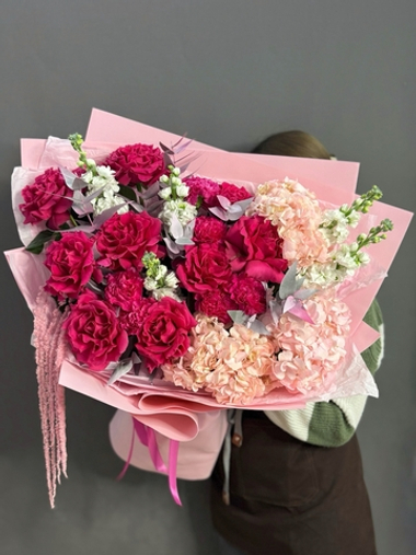 Авторский букет в розово-малиновой гамме