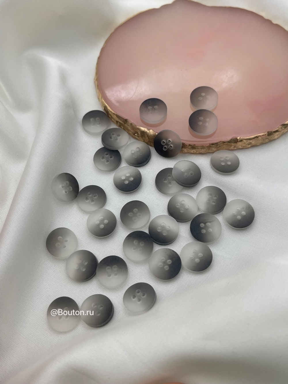 Пуговицы на прокол серые с градиентом