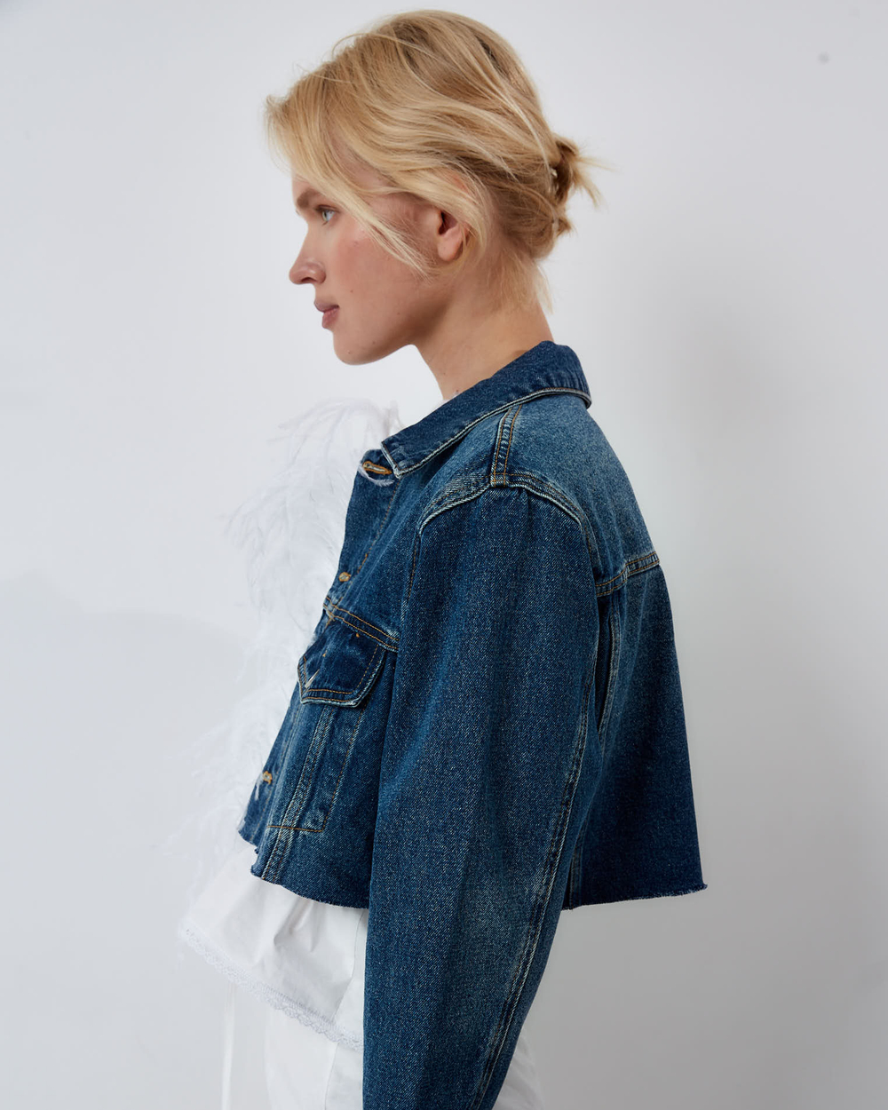 Джинсовая куртка укороченная с перьями