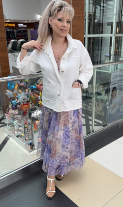 Белый джинсовый жакет с кармашками на большие размеры